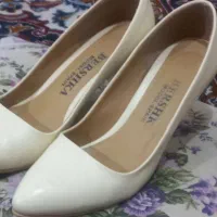 یک جفت کفش زنانه جشن شیری رنگ