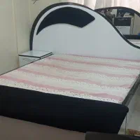 تخت خواب دو نفره با میز آراییش و پا تختی