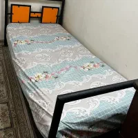 تخت یکنفره همراه با تشک در حد نو