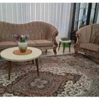 مبل بسیار تمیز همراه با ۳میز وعسلی