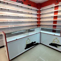 ویترین و قفسه بندی مغازه