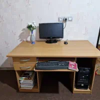 میز کامپیوتر خیلی تمیز و محکم