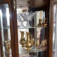 ویترین چوب کار شده با برنج سنگین با وسایل داخلش|بوفه، ویترین، کنسول|پاکدشت, شهرک امام رضا|دیوار