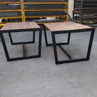 نیمکت و میز پارکی. باغی