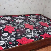 تخت دو نفره سالم و تمیز با تشک