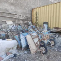 فرغون فرقون و گاری چرخدار چارپایه آهنی و بشکه