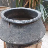 دیگ سنگی قدیمی برای دکوراسیون