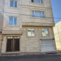 یک نفر شاگرد ماهر یا نیمه ماهر در کاشی‌کاری نیازه