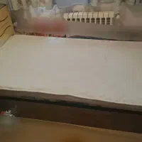تخت یک نفره چوبی سالم در حد نو