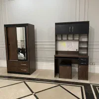 میز تحریر قفسه دار و یک کمد لباس