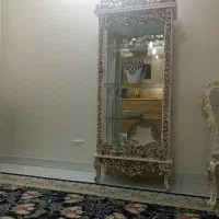 ویترین با پنج تیکه وسایل