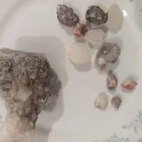 تعدادی سنگ زینتی و باارزش