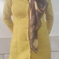 مانتو خردلی و شومیز سفید