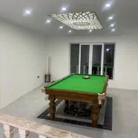 میز با ملزومات بازی بیلیارد