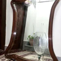 آینه و گلدان جام ایستاده