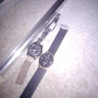 سه عدد ساعت دوتا مردونه یه زنانه و یه جای. لامپ