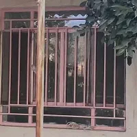 دو عدد پنجره و یک درب با حفاظ نقاشی شده