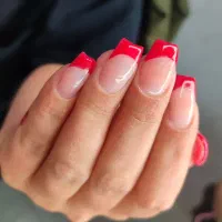 آموزش  کاشت ناخن باشرایط فعلی تخفیف ویژه داریم