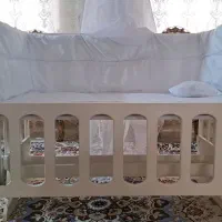 تخت کنار مادر گهواره دار