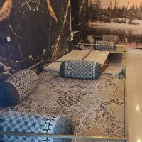 دو عدد تخت بزرگ تمیز نو با قالی و پشتی