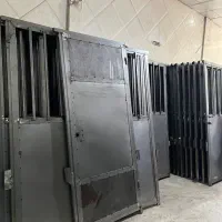 درب و پنجره آهنی انباری خرپشته در اتاق آسانسور سبک