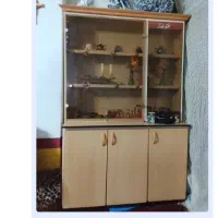 بوفه سه طبقه با وسایل درونش در عکسها