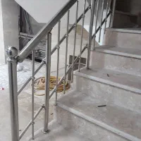 کارگرساده وردست برای نصب نرده استیل