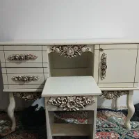 یک عدد میز آرایشی