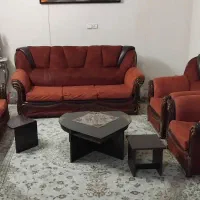 مبل راحتی ۷ نفره و میز وسط و میز نهار خوری ۴ نفره.