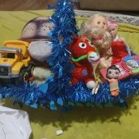 یک سبد پر اسباب بازی با سبد