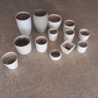 تعدادی گلدان سرامیک سفید در حد