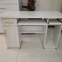 میز تحریر نو و کامپیوتر