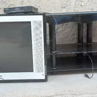 میز تلویزیون و تلویزیون و دستگاه دیجیتال