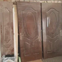 درب چوبی با قفل و دستگیره