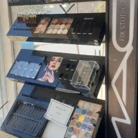 استند آرایشی مک دارای دو کشو بزرگ