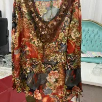 تعدادی لباس نو و یا در حد نو|لباس|کیش, |دیوار