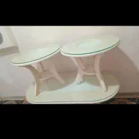 جلومبلی یک میز بزرگ و دوتا کوچک