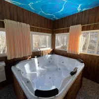 کلبه جنگلی ۳۶۰ درجه جکوزی دار در شاندیز