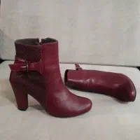 تعدادی کفش نیم بوت کیف