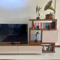 میز تلویزیون و کتابخانه