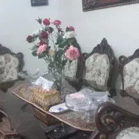 میز ناهارخوری شیشه ای و پایه چوب و صندلی های استیل