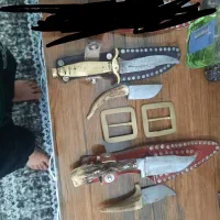 کارد و چاقوی کمری و سگگ برنجی معاوزع هم دارم