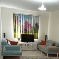 پرده عمودی پنجره با میل پرده و تعدادی لوازم منزل