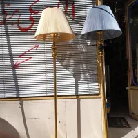 آباژور ایستاده