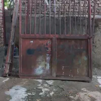 درب بزرگ خانه باغ. گاراژ