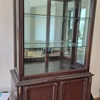 ویترین داخلش شیشه و آینه است دارای کشو مخفی هم است