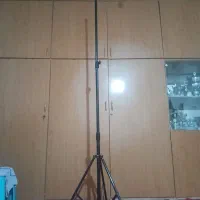 سه‌پایه نور و دوربین