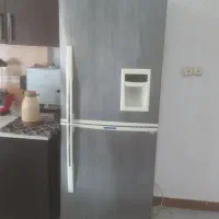 بالا یخچال و پایین فریزر و یک مبل سه نفره تمیز