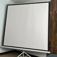 پرده نمایش و پرژکتور در حد نو