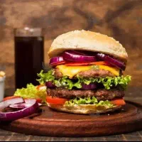 همکار خانم در ساندویچی